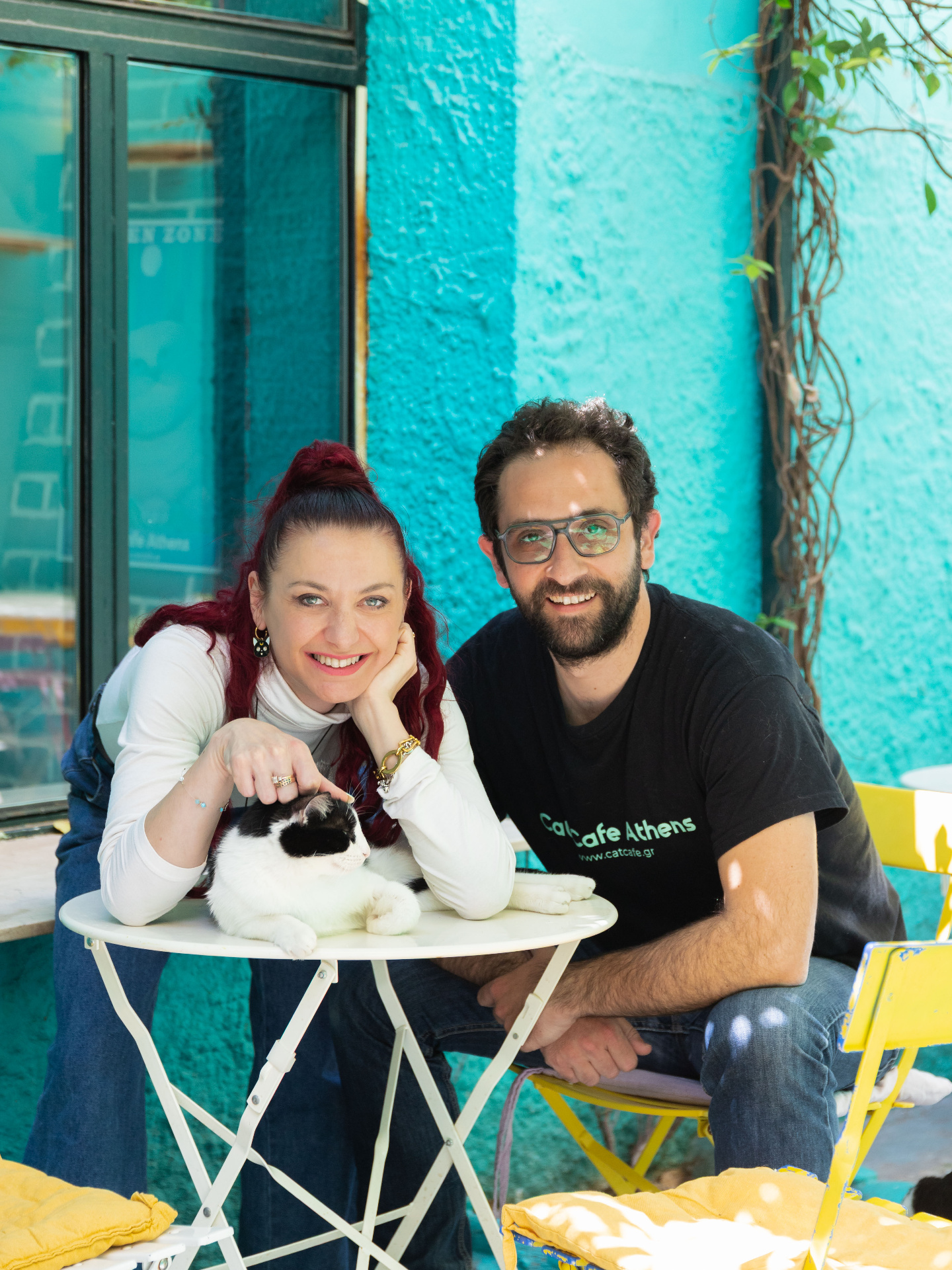 Οι ιδιοκτήτες του Cat Café Athens με μια γατούλα